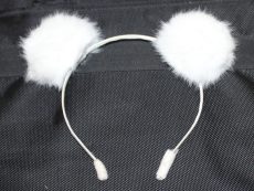 Fehér pomponos fejdísz