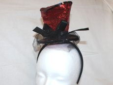 Kalapos, tüllös fejdísz