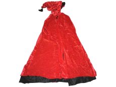 Piros, kapucnis köpeny